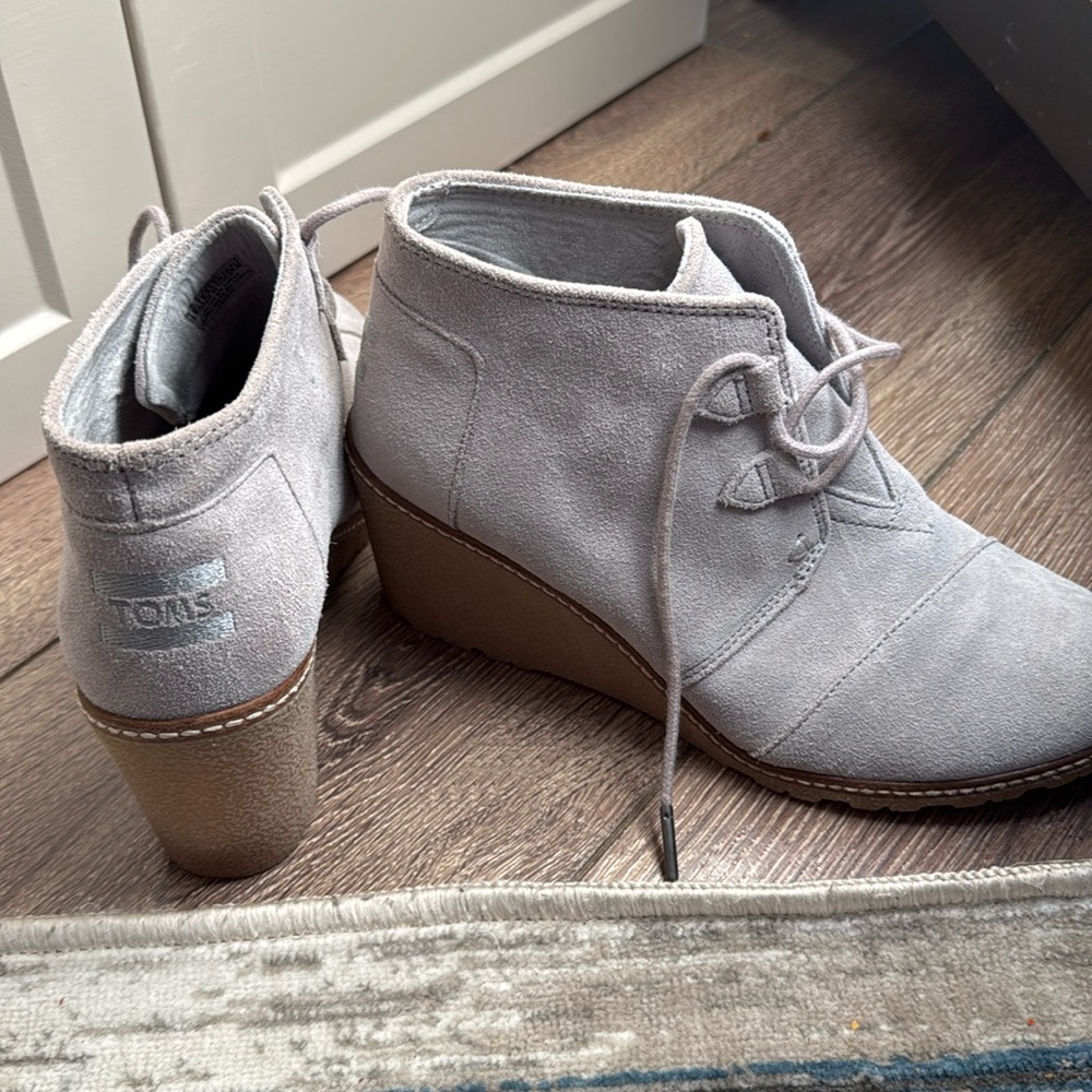 Tom’s light grey suede wedges